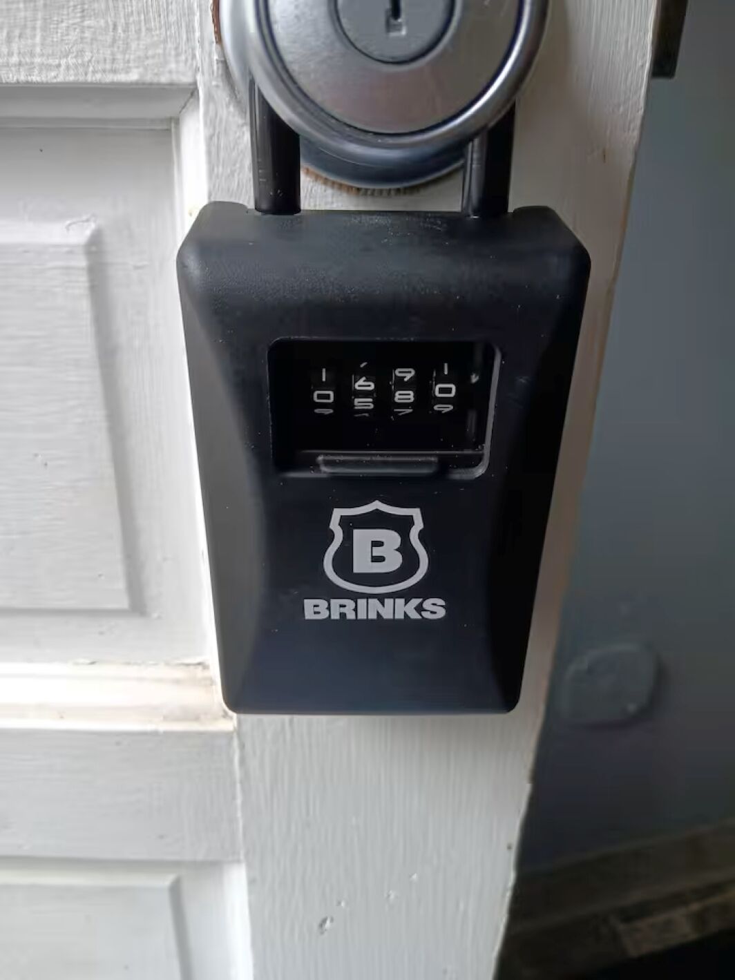 Ein schwarzes BRINKS Türschloss mit Tastatur und Schlüsselöffnung.