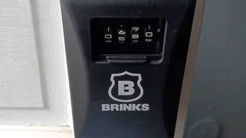 Ein schwarzes BRINKS Türschloss mit Tastatur und Schlüsselöffnung.