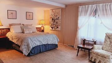 1 bedroom, desk, iron/ironing board, WiFi