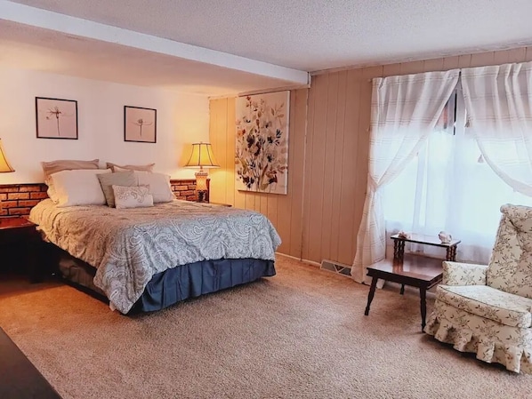 1 bedroom, desk, iron/ironing board, WiFi