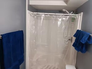 Dusche, Haartrockner, Handtücher, Seife