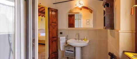 5 bedrooms, iron/ironing board, free WiFi, bed sheets