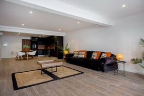 TV - Krystal Bay Private Villa (Albufeira)