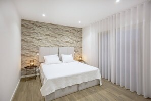 6 bedrooms, iron/ironing board, Internet, bed sheets - Krystal Bay Private Villa (Albufeira)