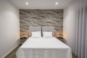 6 bedrooms, iron/ironing board, internet, bed sheets - Krystal Bay Private Villa (Albufeira)