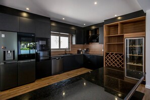 Fridge, microwave, oven, stovetop - Krystal Bay Private Villa (Albufeira)