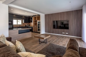 TV - Krystal Bay Private Villa (Albufeira)