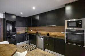 Fridge, microwave, oven, stovetop - Krystal Bay Private Villa (Albufeira)