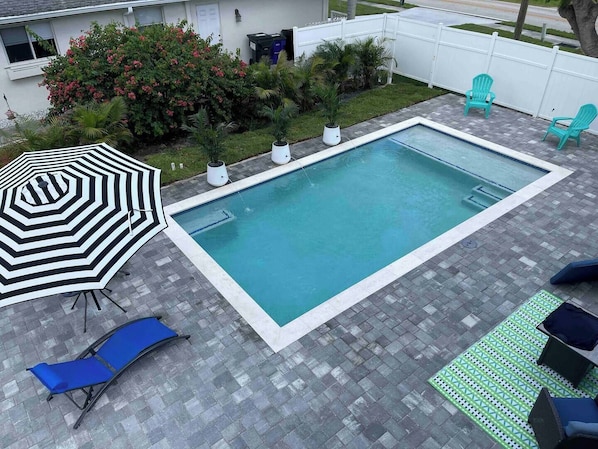 Una piscina al aire libre, una piscina climatizada