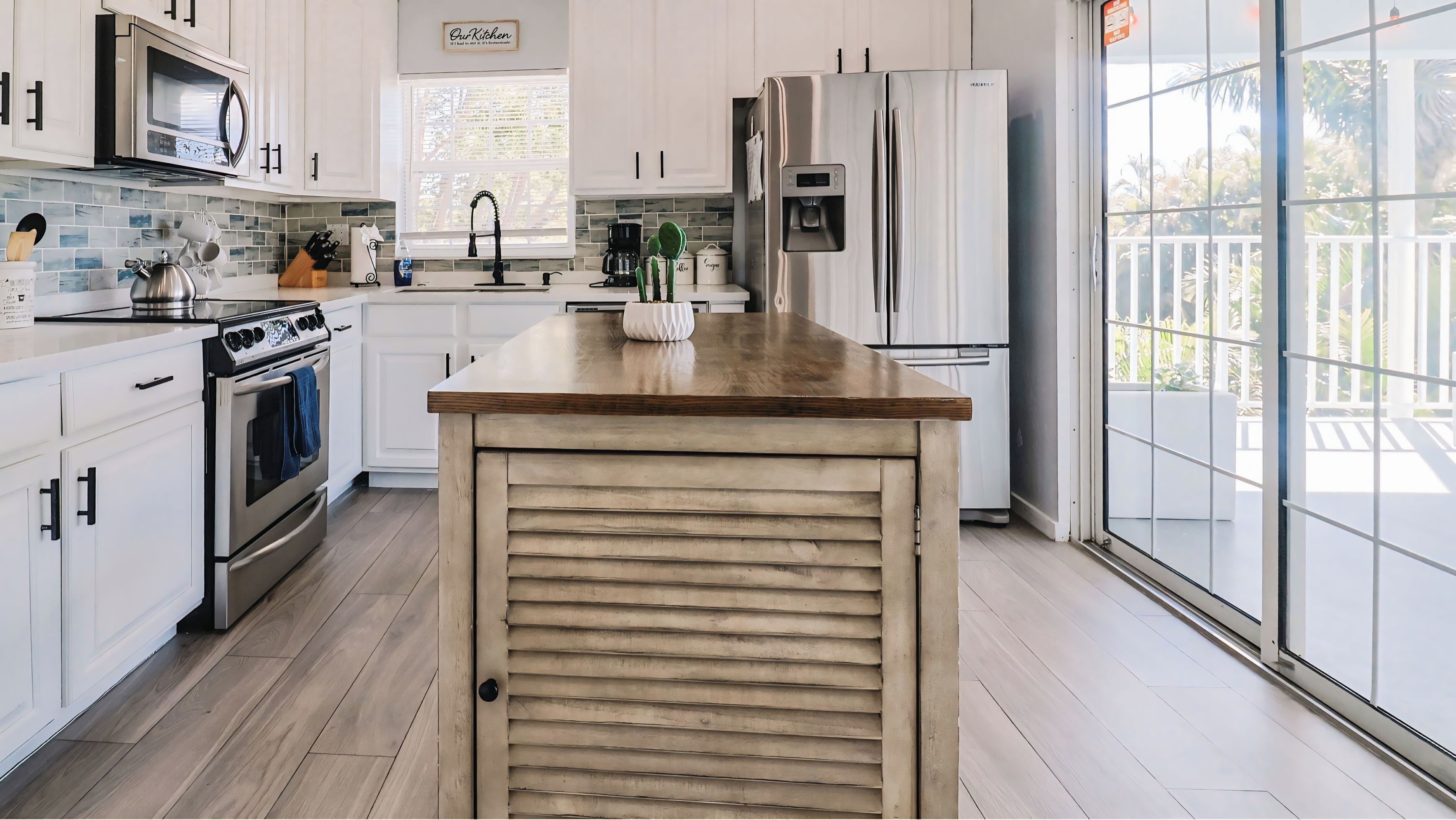 Kjøleskap, mikrobølgeovn, ovn og kokeplater