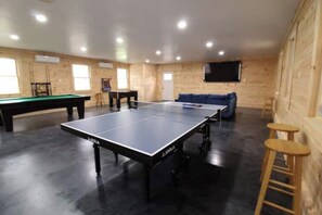 Game room - Perfect Lodge /w Gameroom Center of Hunter MT 2 (Hunter)