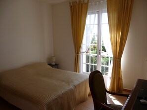 5 bedrooms, iron/ironing board, WiFi - Beautiful house, very well located, sleeps 4 to 10, with swimming pool and air conditioning. (Saint-Raphaël)