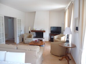 Living area - Beautiful house, very well located, sleeps 4 to 10, with swimming pool and air conditioning. (Saint-Raphaël)