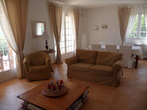 Living area - Beautiful house, very well located, sleeps 4 to 10, with swimming pool and air conditioning. (Saint-Raphaël)