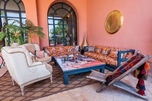 วิลล่า, สูบบุหรี่ได้ | 9 ห้องนอน