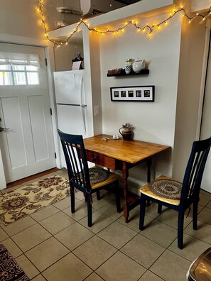 Dining - Comfortable 1-bedroom apt within walking distance to town. Pets welcome! (Leavenworth)