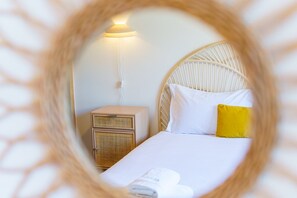1 bedroom, desk, internet, bed sheets