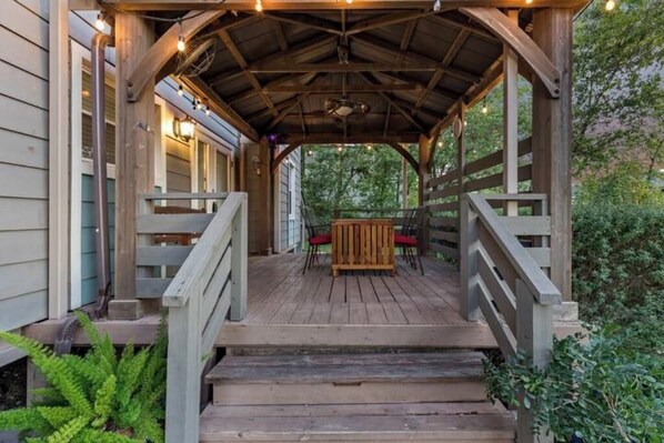 屋外ダイニングエリア