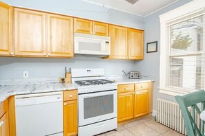 Kjøleskap, mikrobølgeovn, kokeplater og brødrister