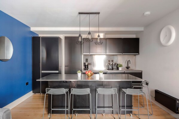 1 bedroom - The Good Vibes Parlor - Covent Garden - by Frankie Says (London)