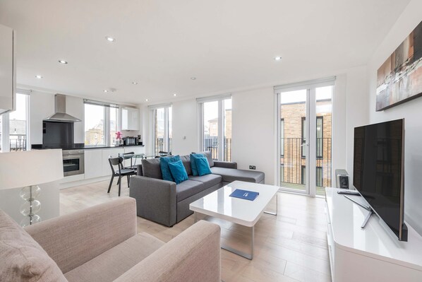 Un apartamento moderno con sala de estar, comedor y cocina.
