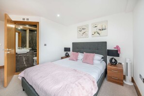 Apartment - The Kings Residence - St Pancras - by Frankie Says (London)