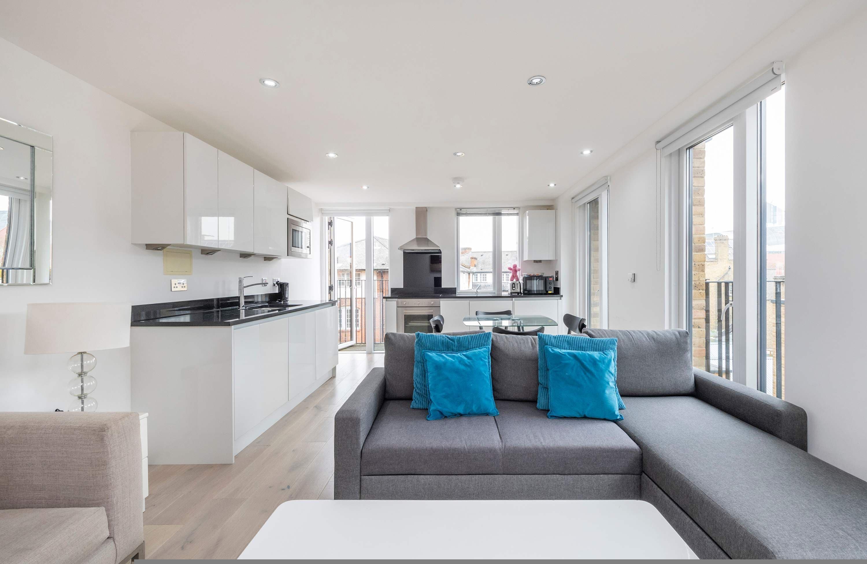 Un appartement moderne comprenant une cuisine, un coin repas et un salon.