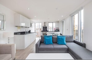 Un apartamento moderno con cocina, comedor y sala de estar.