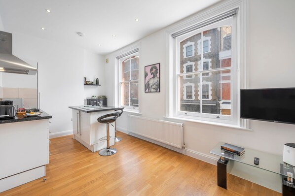 Apartment | 1 bedroom, Internet - Dionysus Den - Fitzrovia - by Frankie Says (London)