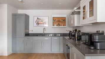 Apartment | 2 bedrooms, desk, Internet