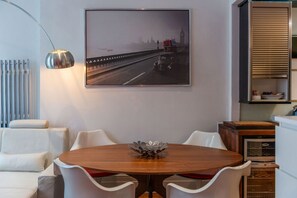 Apartment | 1 bedroom, Internet - The Red Room Apartment - Fitzrovia - by Frankie Says (London)