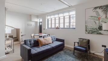 2 bedrooms, desk, Internet