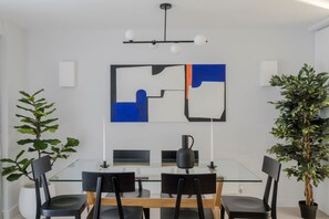 Casa | 2 habitaciones, escritorio y internet 