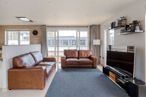 Apartment | 4 bedrooms, desk, Internet - The Roof is on Fire - Farringdon - by Frankie Says (London)