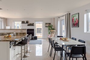 Apartment | 4 bedrooms, desk, Internet - The Roof is on Fire - Farringdon - by Frankie Says (London)