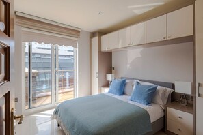Apartment | 4 bedrooms, desk, Internet - The Roof is on Fire - Farringdon - by Frankie Says (London)
