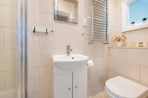 Apartment | Bathroom - So Glamourous Pad - Fitzrovia - by Frankie Says (London)