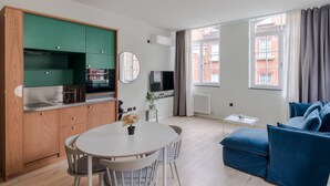 A modern apartment with a kitchen, dining area, and living room. - Casa Peppino - Soho - by Frankie Says (London)