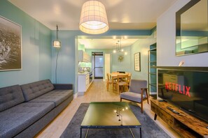 Interior - Central Cove - Fitzrovia - by Frankie Says (London)