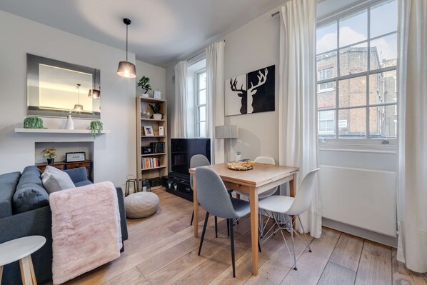 Apartment | 1 bedroom, Internet - The Foxhole - Fitzrovia - by Frankie Says (London)