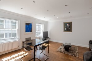 Apartment | 1 bedroom, Internet - Centre Point - Bloomsbury - by Frankie Says (London)