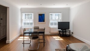 1 bedroom, Internet - Centre Point - Bloomsbury - by Frankie Says (London)