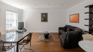 1 bedroom, Internet - Centre Point - Bloomsbury - by Frankie Says (London)