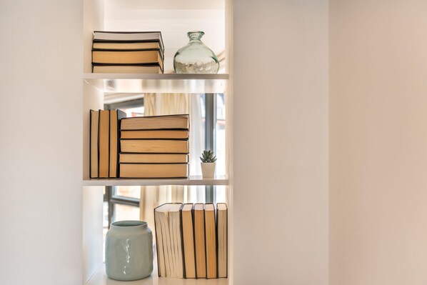 2 bedrooms - The Anarchist - Camden - by Frankie Says (London)