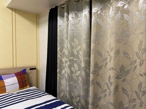 5 bedrooms, desk, iron/ironing board, WiFi