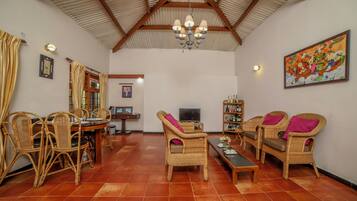 Suite | Área de sala de estar | Televisión LED de 40 cm con canales digitales