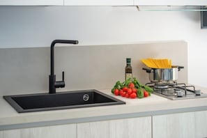 Réfrigérateur, micro-ondes, plaque de cuisson, cafetière/bouilloire