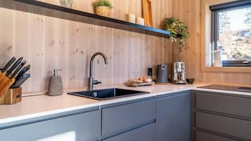 Frigorífic, rentaplats, torradora i trona