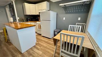 Microondas, horno y placa de cocina