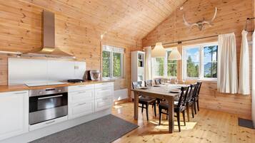 Een koelkast, een vaatwasser, een koffiezetapparaat/waterkoker